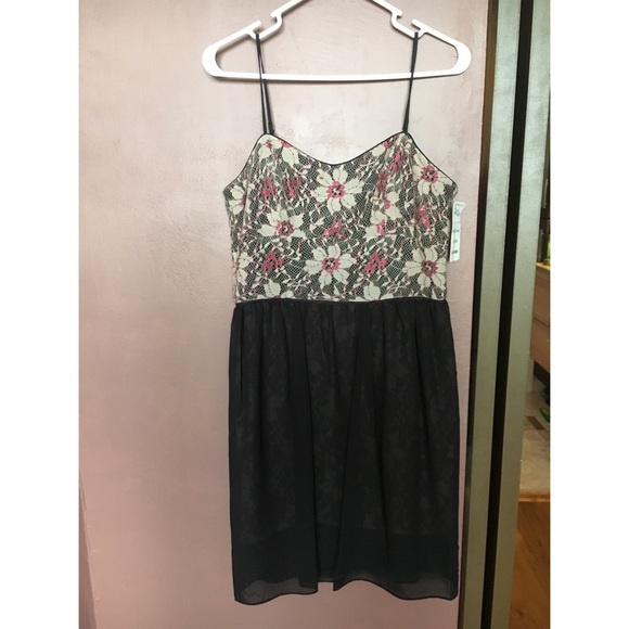 Black dress with pink &white lace detail, sz Large - Picture 1 of 5